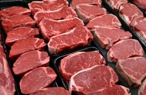 قیمت گوشت را مافیا تعیین می‌کند/ تعویق ۲ ماهه در تحویل نهاده‌های دامی